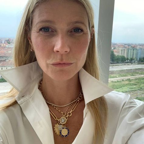 Foundrae Fine Jewelry on Instagram: “Gorgeous @gwynethpaltrow wearing her Mixed Oversized Clip Chocker with Oversized Heart, and Gemstone Intial, layered with a Heavy Mixed…” Celebrity Style Jewelry, Gwyneth Paltrow Style, Elegante Y Chic, Celebrity Jewelry, Elegante Casual, Gwyneth Paltrow, Layered Jewelry, Gold Chain Necklace, Jewelry Trends