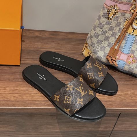 Luxury Bags Louis Vuitton, White Gucci Bag, Louis Vuitton Slippers, Handmade Shoes Pattern, Lv Slippers, Telfar Bags, Louis Vuitton Heels, Women Slippers Fashion, Pretty Sandals