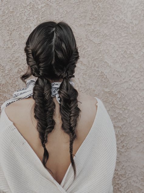 Fishbone Hairstyle, Messy Fishtail Braids, French Fishtail, Fishtail French Braid, Fishtail Hairstyles, Rope Braids, Tail Hairstyle, Hairstyle Ideas Easy, Fishtail Braid Hairstyles