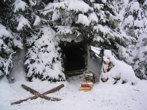 Primitive Houses, Bushcraft Shelter, Off Grid Survival, Bushcraft Skills, Winter Survival, Bushcraft Camping, Survival Shelter, Survival Techniques, Prepper Survival