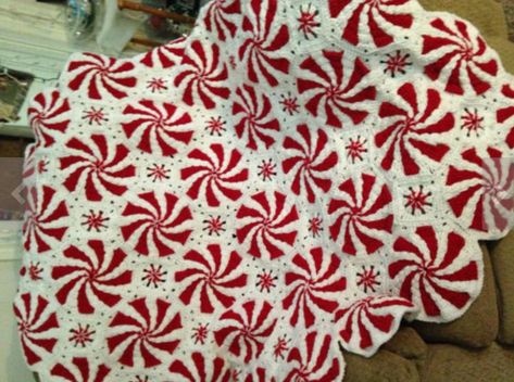 How to crochet in a delightful peppermint pattern (video tutorial) Crochet Afghan Blanket, Crochet Blanket Tutorial, Christmas Crochet Blanket, Crochet Snowflake, Crochet Snowflake Pattern, Crochet Crowd, Blanket Quilt, Trendy Crochet, Crochet Snowflakes