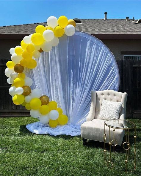 Round Backdrop With Curtain, Circle Balloon Arch With Drapes, Ballon Arch With Round Backdrop, Circular Backdrop With Drape, Circle Backdrop With Drapes And Balloons, Round Stand Balloon Decor, Gold Circle Balloon Backdrop, Gold Party Balloons, Gold Circle Backdrop With Balloons