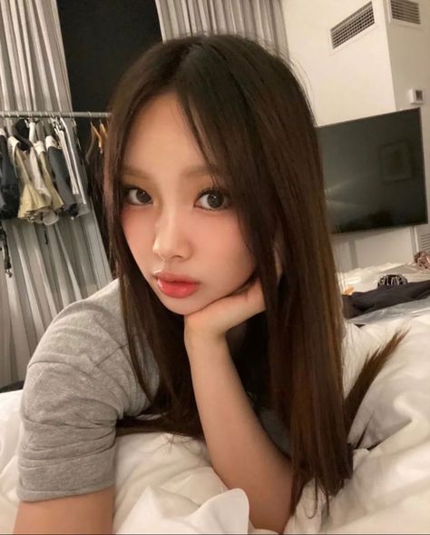 newjeans hyein selca phoning update Newjeans Hyein, New Jeans Style, Extended Play, Kpop Girl Groups, Kpop Idol, South Korean Girls, New Hair, K Pop, Kpop Girls