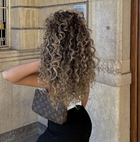 Curly Light Brown Hair With Highlights, Curly Ash Blonde Hair, Blonde And Brown Curly Hair, Ash Blonde Highlights Curly Hair, Old Money Curly Hair, Blonde Curly Highlights, Blonde Balayage Curly Hair, Blond And Brown Hair, Curly Hair Balayage