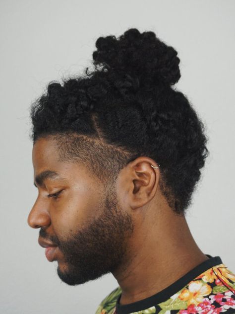 Curly Man Bun, Man Bun Curly Hair, Curly Man, Man Bun Haircut, Man Bun Styles, Mens Twists Hairstyles, Natural Hair Men, Curly Hair Fade, Man Bun Hairstyles