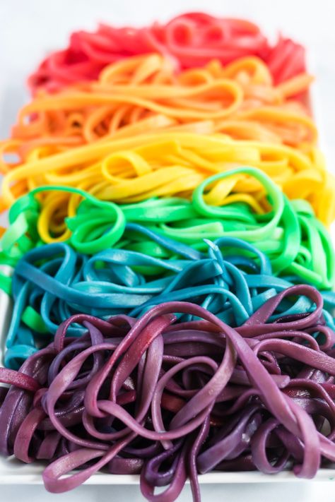 These colorful Rainbow Pasta Noodles turn any pasta dish into a real work of art. Even plain old spaghetti becomes magical! via @familyfresh Rainbow Food Ideas Dinners, Rainbow Breakfast Ideas, Rainbow Dinner Ideas, Colorful Party Food, Rainbow Dinner Party, Rainbow Themed Food, Colourful Dinner Party, Rainbow Food Party, Rainbow Food Recipes