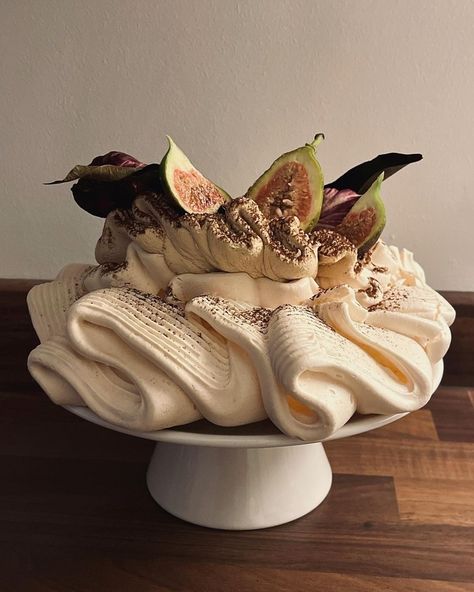 Fig Wedding, Meringue Desserts, Succulent Cake, Halloween Breakfast, Judgement Day, Christmas Meals, Meringue Cake, Food Aesthetics, Girl Dinner