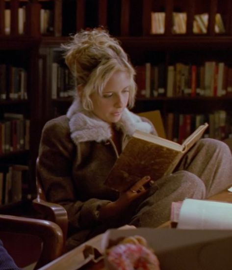 2000 Aesthetic, Buffy Style, Deep Winter Colors, Buffy Summers, Sabrina Spellman, Sarah Michelle Gellar, Movie Gifs, Tweed Coat, Buffy The Vampire