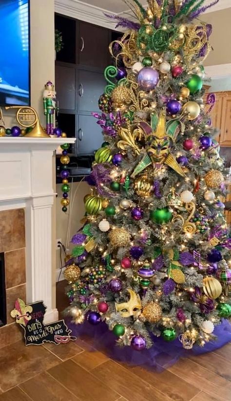 Mardi Gras Trees Ideas, Mardi Gras Tree Decoration, Mardi Gras Tree Ideas, Mardi Gras Christmas Tree, Mardi Gras Tree, Mardi Gras Activities, Mardi Gras Diy, Kwanzaa Decorations, Louisiana Christmas