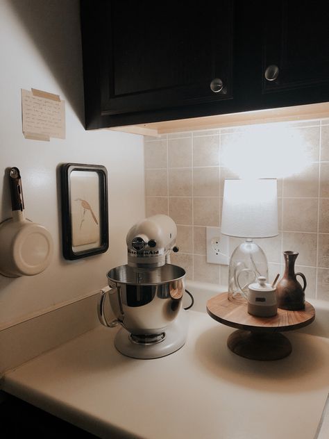 Kitchenaid Mixer Fall Decor, Kitchenaid Styling, Milkshake Kitchenaid Mixer, Kitchenaid Milkshake, Cozy Kitchen Corner, Kitchen Counter Decor Kitchenaid Mixer, Black Kitchenaid Mixer On Counter, Kitchenaid On Counter, How To Display Kitchenaid Mixer