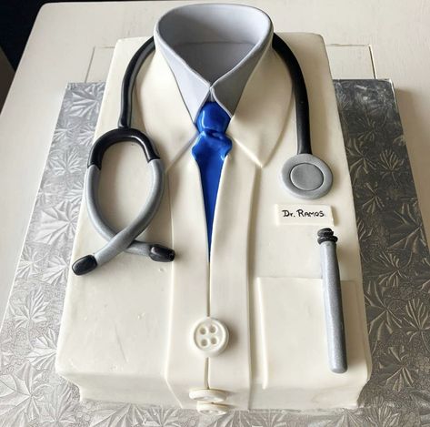 White Coat Ceremony Cake, Medical School Graduation Party Ideas, White Coat Ceremony, 2023 Mood, Medical School Graduation, Pa School, 30th Bday, Medical School Essentials, Graduation Cakes