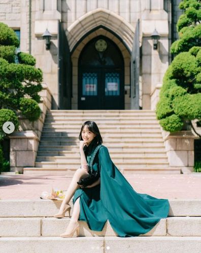 Korean Graduation Pictures, College Graduation Pictures Poses, Graduation Photography Poses, College Graduation Pictures, Graduation Poses, Graduation Picture Poses, Grad Photoshoot, Graduation Photography, Graduation Photoshoot