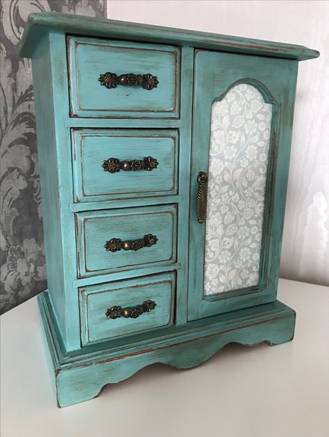 Commode Shabby Chic, Shabby Chic Furniture Painting, Painting Old Furniture, Chic Dresser, Jewelry Box Makeover, Wood Wall Art Diy, Diy Chalk Paint, Shabby Chic Dresser, Old Dressers