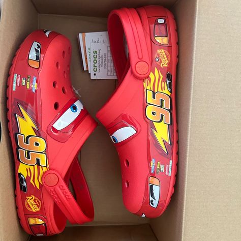 Lighting Mcqueen Crocs, Cars Crocs, Lightning Mcqueen Crocs, Cool Crocs, Crocs Baya, Tie Dye Shoes, How To Dye Shoes, Blue Flip Flops, Pretty Shoes Sneakers