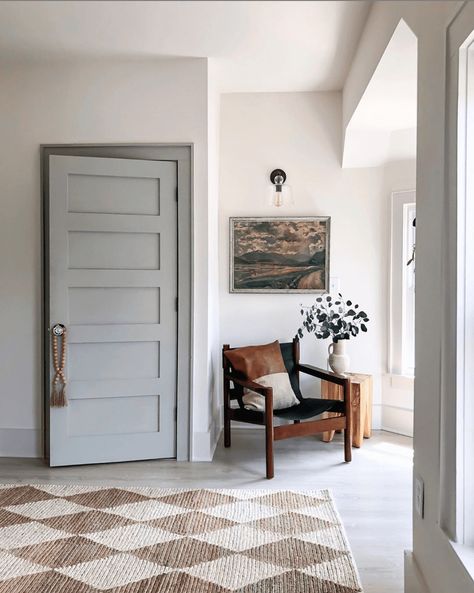 A round-up of taupe and gray trim paint inspirations for a modern-meets-classic look and the best paint colors to pull it off. #graytrim #taupetrim Dark Trim, Choosing Paint Colours, Light Gray Paint, Best White Paint, Best Paint Colors, White Paint Colors, Grey Trim, Painting Trim, Interior Trim