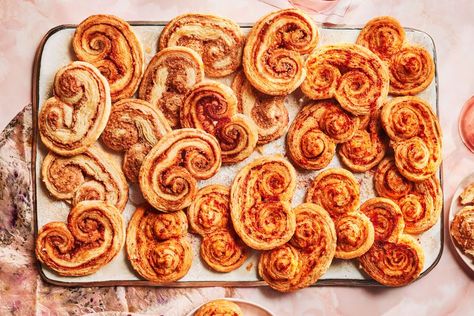 Cinnamon Palmiers Cinnamon Palmiers, Palmiers Recipe, Brunch Appetizers, Puff Pastry Desserts, Puff Pastry Dough, Easy Cheese, Cheese Toast, Frozen Puff Pastry, Cinnamon Toast