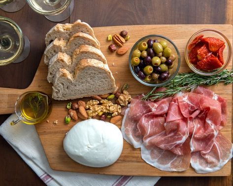 The Perfect Charcuterie Board - Prosciutto Di Parma Prosciutto Charcuterie, Perfect Charcuterie Board, Cheese Table, A Charcuterie Board, Christmas Lunch, Italian Kitchen, Finger Food Appetizers, Meal Prepping, Parma