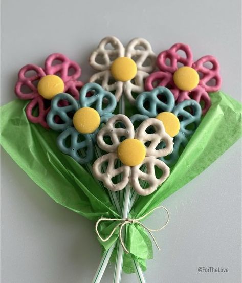 For the Love Fathers Day Brunch, Chocolate Covered Pretzel, Chocolate Covered Pretzel Rods, Holiday Party Kids, Covered Pretzels, Kids Treat, Party Goodies, Chocolate Flowers, Delicious Cookie Recipes