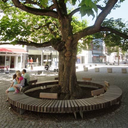 STREETLIFE R&R Circular Bench with optional backrest. #StreetFurniture #ParkBench #Circle Round Bench Around Tree, Outdoor Bench Decorating Ideas, Bench Decorating Ideas, Boom Bank, Circular Bench, Bench Around Trees, Park Bench Design, Circle Garden, Tree Bench