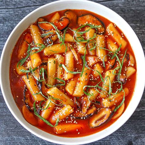 VEGAN TTEOKBOKKI RECIPE | Spicy Korean Rice Cakes | 비건 떡볶이 | Chef Atulya Korean Vegetarian Recipes, Korean Rice Cakes, Tteokbokki Recipe, Ground Beef And Cabbage, Korean Rice Cake, Korean Rice, Spicy Korean, Korean Street Food, Bulgogi