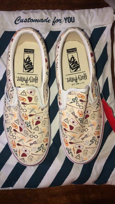 Custom Harry Potter Vans, can be made off the Custom Vans website Harry Potter Vans Shoes, Harry Potter Vans, Converse Painting, Painting Vans, Sneakers Painting, Vans Ideas, Custom Painted Vans, Harry Potter Shoes, Custom Harry Potter