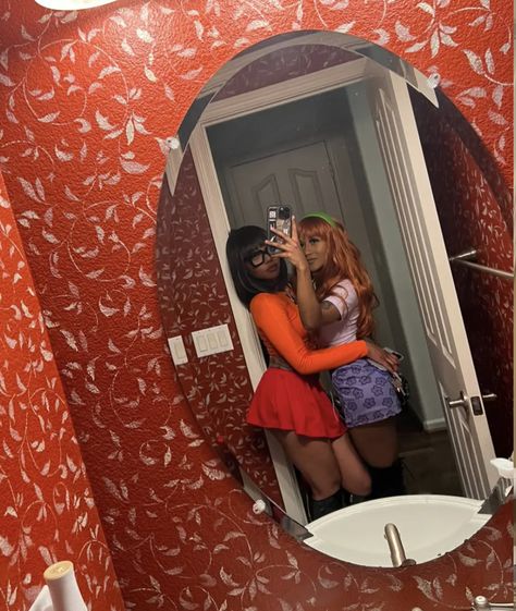 Couples Halloween Costume Ideas For Lesbians, Lesbian Couple Cosplay Ideas, Couples Costumes Wlw, Lesbian Halloween Costumes Couples, Wlw Couple Costumes, Lesbian Couple Costumes, Wlw Halloween Costume, Lesbian Costume Ideas, Wlw Costumes