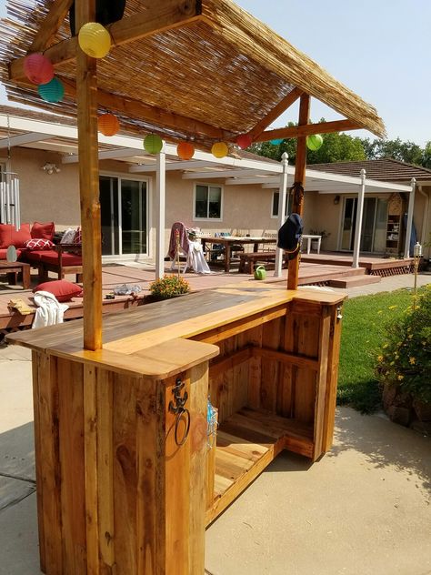 Tiki Bars Backyard, Tiki Bars Diy, Outdoor Tiki Bar, Pallet Bar Diy, Outside Bars, Tiki Bars, Bar Exterior, Diy Home Bar, Outdoor Patio Bar