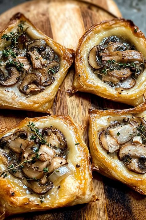 Mushroom Shallot and Herbed Wedding Starters Food Ideas, Fancy Restaurant Recipes, Fancy Dinner Party Recipes, Mushroom Starter Recipes, Procuttio Recipes, Recipes With Shallots, Hobbit Dinner, Mushroom Shallot, Mushroom Tarts