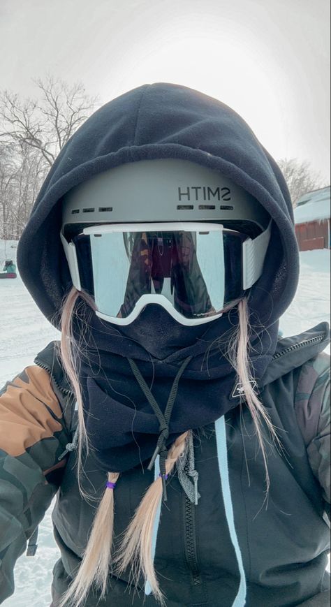 Snowboarding Girl Outfit, Ski Aethstetic, Ski Helmet Womens Outfit, Snowboarding Balaclava, Snowboard Fit, Snowboarding Outfit Women's, Girl Snowboarding, Snowboard Aesthetic, Skiing Helmet