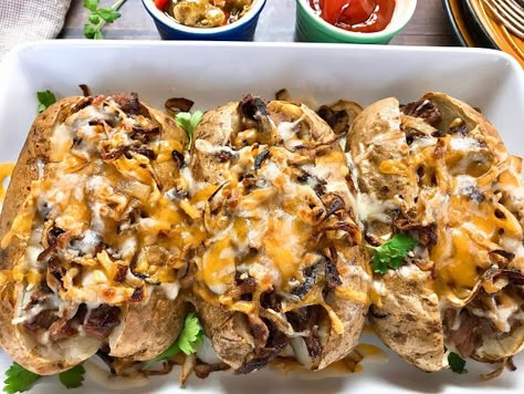 Cheesesteak Baked Potato, Steak And Baked Potato, Baked Potato Dinner, Chicken Philly Cheesesteak, Steak Marinated, Baked Potato Recipe, Baked Potato Bar, Philly Steak, Steak And Onions