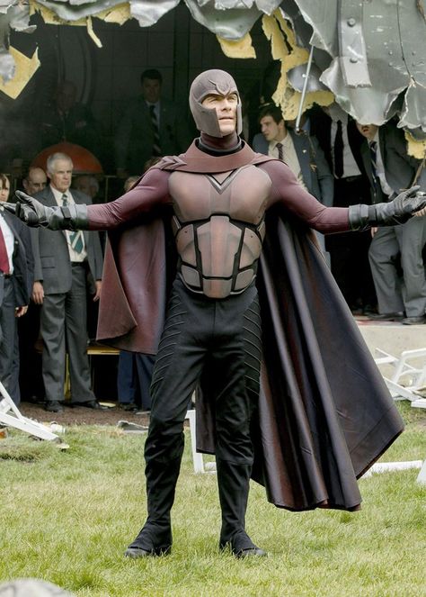 Magneto Michael Fassbender, Magneto Cosplay, Michael Fassbender Magneto, Magneto Costume, Halloween Costumes Pop Culture, X Men Costumes, Bryan Singer, X-men Apocalypse, Movie Halloween Costume