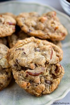 "Everything" Cookies: These have pretzels, potato chips, oatmeal, graham cracker and chocolate & butterscotch chips. These are fantastic! Compost Cookies, Cookie Table, Table For Two, Anderson Cooper, Butterscotch Chips, Pita Chips, Food And Travel, Yummy Sweets, Favorite Cookies