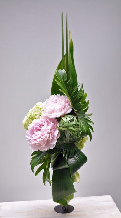 Art Floral Japonais, Arreglos Ikebana, Modern Greenery, Contemporary Flower Arrangements, Modern Floral Arrangements, Sogetsu Ikebana, Corporate Flowers, Floral Art Design, Ikebana Flower Arrangement