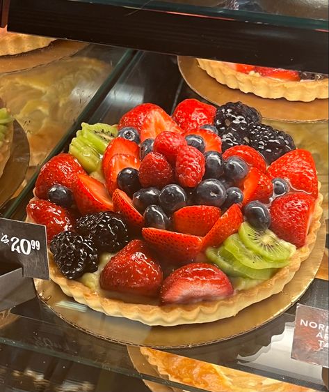 fruit tart pretty aesthetic sweet food dessert berries pretty Fruit Tarts Aesthetic, Fruit Pie Aesthetic, Fruit Tart Birthday Cake, Fruit Tart Decoration Ideas, Tart Aesthic, Fruit Tart Design, Fruit Tart Aesthetic, Tarts Aesthetic, Aesthetic Sweet Food