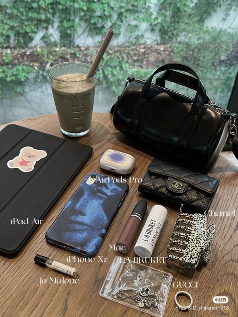 Items In Bag, Whats In My Bag Aesthetic Korean, University Bag Essentials, Whats In My Bag Aesthetic, What’s In My Bag Aesthetic, What Is In My Bag, Work Bag Essentials, Bag Tour, Everyday Bag Essentials