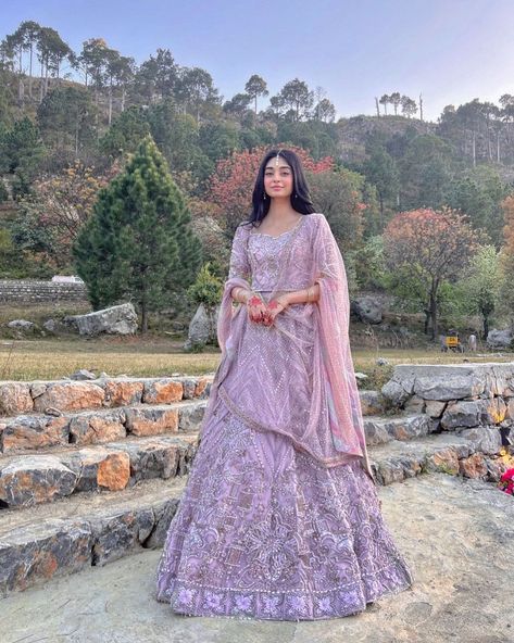 Noor Zafar Khan, Muslim Brides, Mehndi Ceremony, Beautiful Casual Dresses, Traditional Indian Outfits, Bridal Dress Design, Pakistani Actress, Indian Outfit, Outfit Aesthetic