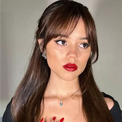 V Shape Hair, Classic Bob Haircut, Kinds Of Haircut, Face Framing Bangs, Edgy Haircuts, Celebrity Hair Stylist, Long Hair With Bangs, Heart Face Shape, Trending Haircuts