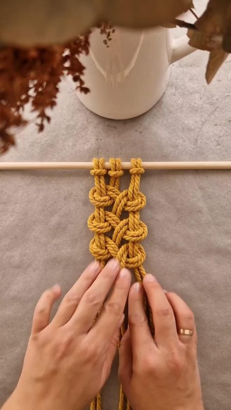 #macrame #macramelove #macrameart #macramejewelry #nodo #tutorial #tutogratuit #videotutorial #tutorialdecroche Macrame Board Diy, Macrame Patterns Tutorials Videos, Macrame Blanket, Macrame Braid, Diy Macrame Plant Hanger Easy, Macrame Videos, Macrame Hanging Chair, Pola Macrame, Tutorial Macramé