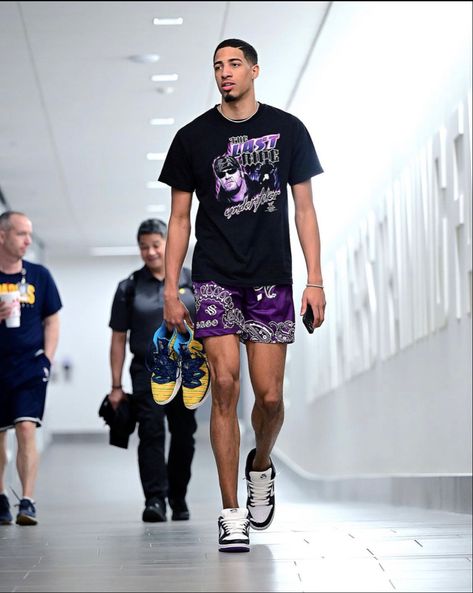 Mens Outfits Basketball, Tyrese Haliburton Outfit, Dunks Fashion, Lakers Shorts Outfit Men, Men’s Basketball Outfits, Nba Players Fashion, Men’s Basketball Shorts Outfit, Basketball Shorts Outfit, Basketball Drip