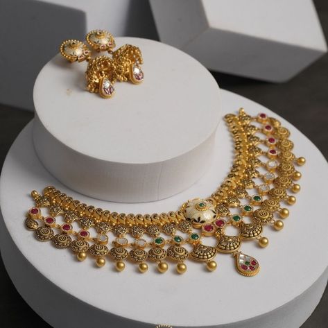 Indian Gold Jewellery Design Bridal Sets, Rajwada Jewellery, Malabar Jewellery, Choker Set Gold, Necklace Set Indian Bridal Jewelry, Unique Gold Jewelry Designs, Wedding Jewelry Sets Bridal Jewellery, Delicate Gold Jewelry, Gold Jewels Design