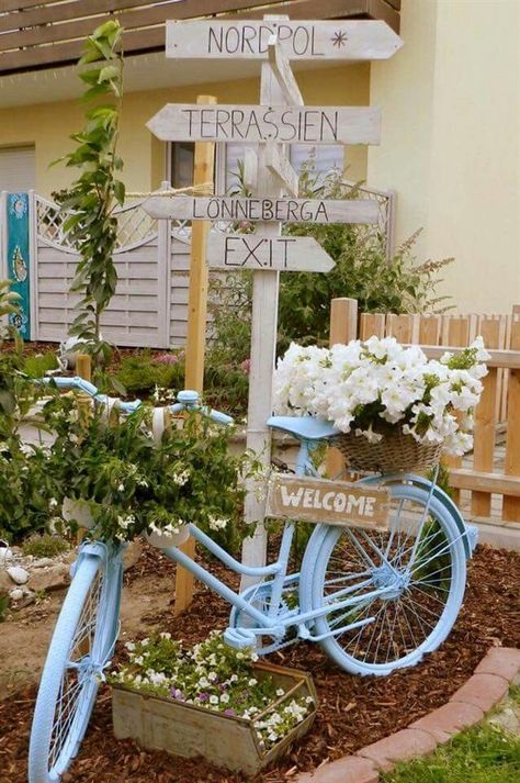 Balcony Decoration, Pinterest Garden, نباتات منزلية, Simple Wedding Decorations, Eco Friendly Garden, Old Bicycle, Garden Balcony, Patio Decorating Ideas On A Budget, Ideas Patio