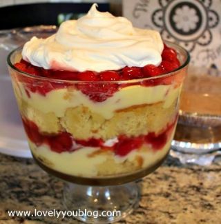 Punchbowl Cake, Desserts Trifle, Homemade Punch, Punch Bowl Cake Recipe, Pumpkin Beer Bread, Bowl Desserts, Dessert Tarts, Trifle Bowl Recipes, Banana Cake Mix