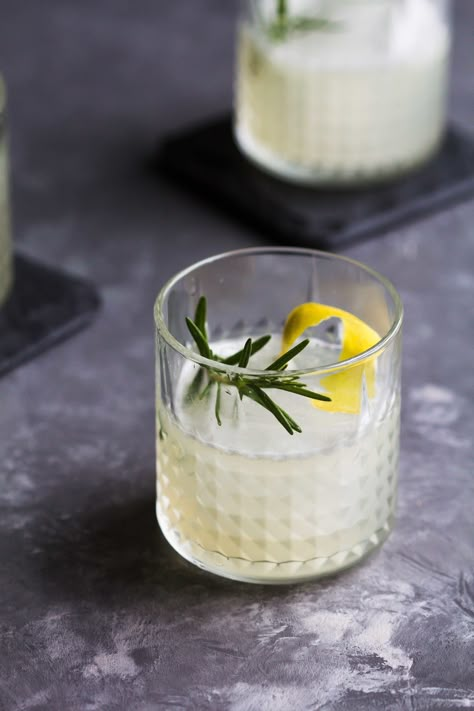 Elderflower rosemary cocktail Rosemary Cocktail, Beverage Ideas, Lemon Cocktail, Cocktail Coffee, Lemon Rosemary, Signature Cocktails, Steam Cooking, Food Style, Sweet Food