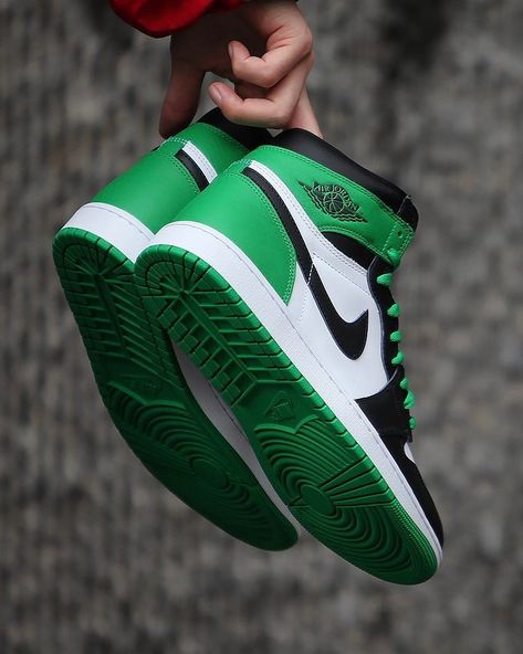 Lucky Green Jordan 1, Jordan 1 Green, Green Jordans, Nike Air Jordan 1 High, Jordan Basketball Shoes, Jordan 1 High Og, Lucky Green, Air Jordan Retro, Air Jordan 1 Retro High Og