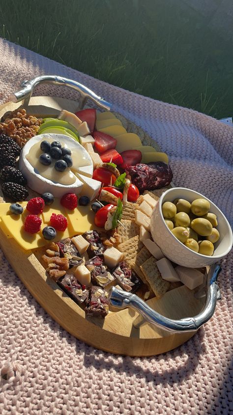 Aesthetic vegetarian charcuterie board Cheese Platter Picnic, Charquetery Board Aesthetic, Charcuterie Board Ideas Vegetarian, Chacutery Board Aesthetic, Aesthetic Vegetarian Food, Vegetarian Charcuterie Board Ideas, Charcuterie Board Vegetarian, Vegetarian Cheese Board, Charcuterie Vegetarian