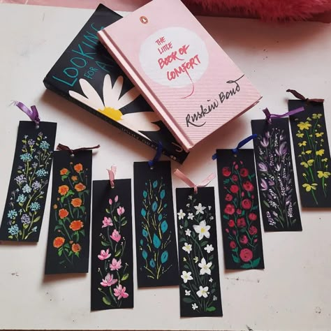 Bookmark On Black Paper, Bookmarks Handmade Black, Black Paper Bookmark, Black Book Mark, Black Bookmarks Handmade, Gouache Bookmarks Ideas, Black Bookmark Ideas, How To Make A Bookmark, Diy Book Art