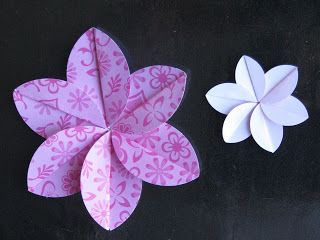 Paper Folding Flowers, Folded Paper Flowers, Brunch Parties, Making Flowers, Folding Origami, Scrapbook Flowers, Flower Embellishments, Card Embellishments, Paper Flower Crafts