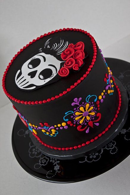 Dia de los Muertos Cake Sugar Skull Cakes, Dia De Los Muertos Party Ideas, Day Of The Dead Cake, Pasteles Halloween, Coco Birthday, Coco Party, Skull Cake, Day Of The Dead Party, Den Mrtvých