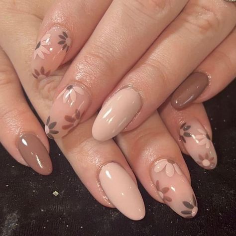 Autumn Nails Oval Shape, Autumn Tip Nails, Fall Flower Nails Acrylic, Pastel Autumn Nails, Fall Nail Designs Oval Shape, Floral Autumn Nails, Fall Nail Flower Designs, Simple Floral Nail Designs, Flower Fall Nails