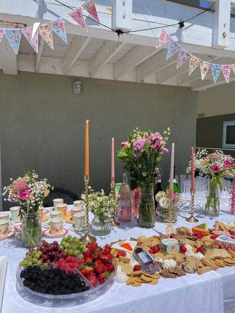 Flower 21st Birthday Party Ideas, Backyard Flower Party, 21st Garden Party Ideas, Grad Garden Party, Graduation Garden Party Ideas, Girly Garden Party, Floral Grad Party Ideas, Floral Grad Party Decorations, Outdoor 21st Birthday Party Ideas